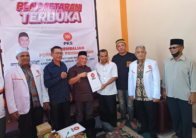 PILBUP: Najamuddin saat mengembalikan formulir pendaftaran di salah satu parpol di Bulungan.