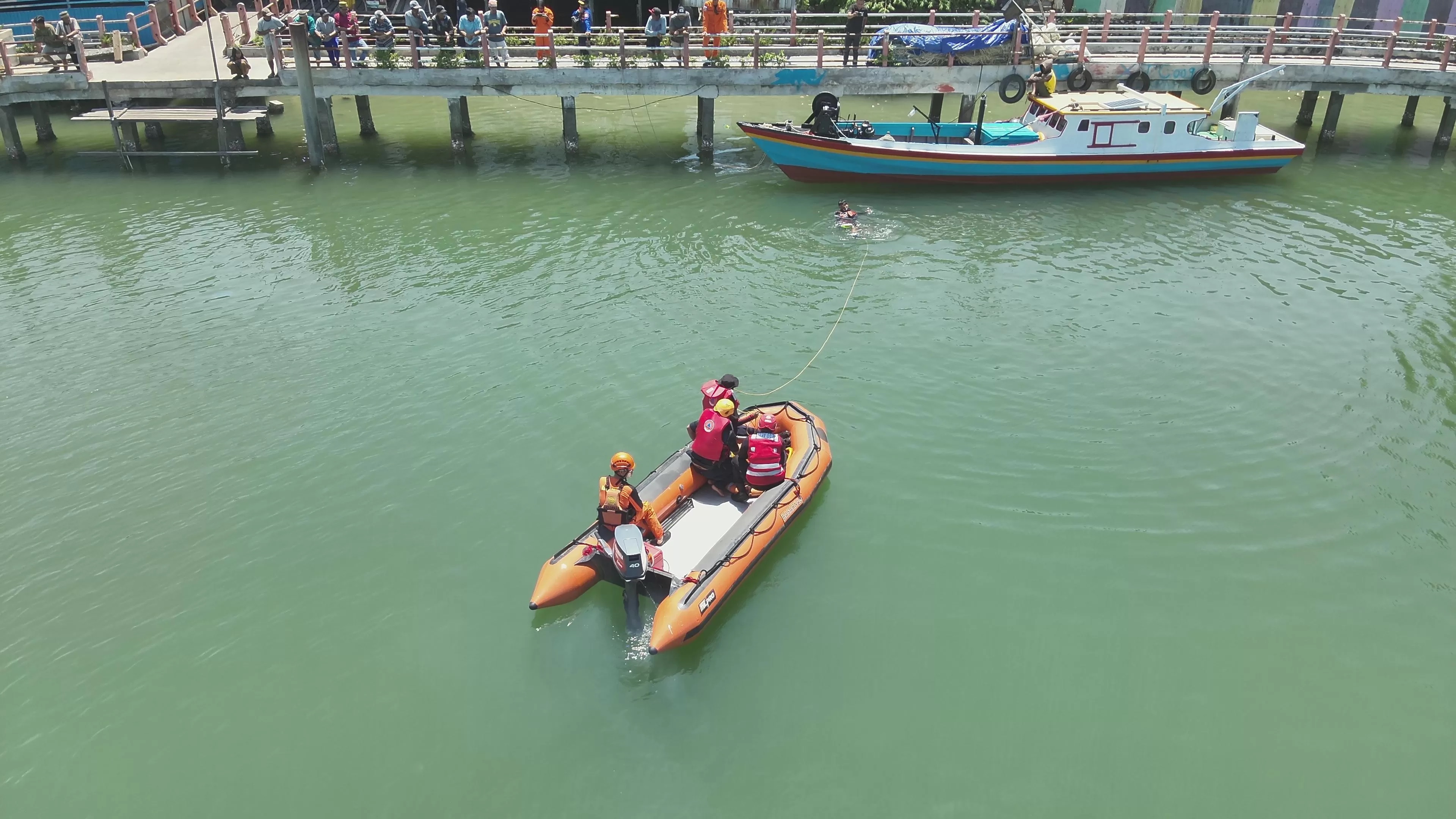 Petugas menyusur sungai mencari korban.