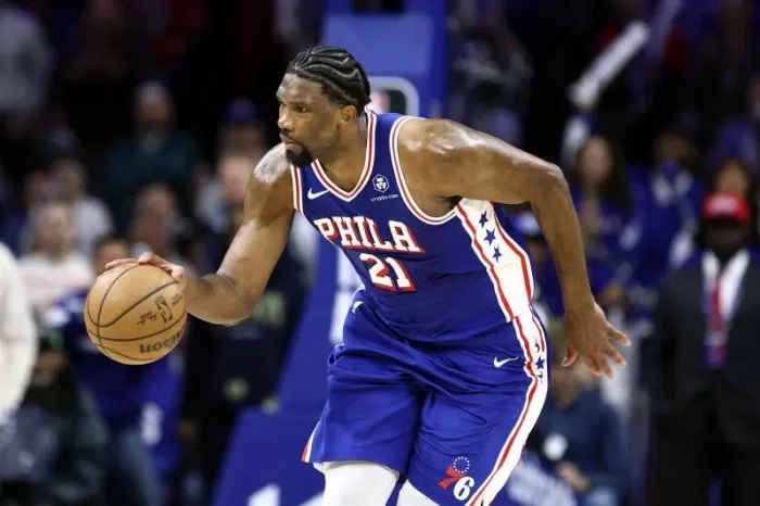 Pemain Philadelphia 76ers Joel Embiid saat menghadapi Oklahoma City Thunder di Wells Fargo Center, Philadelphia, Pennsylvania, Amerika Serikat, pada 2 April 2024. (Getty Images via AFP/TIM NWACHUKWU)