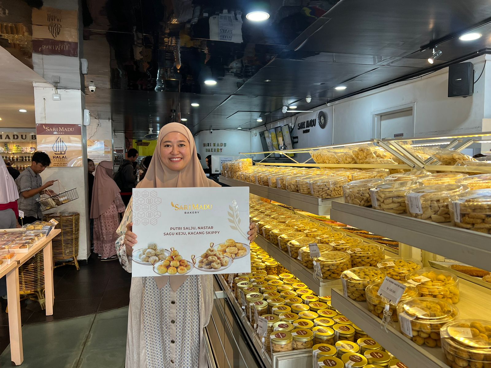 BANYAK DIMINATI: Khamilatu Sadiah menunjukkan produk kue di Sari Madu Bakery.