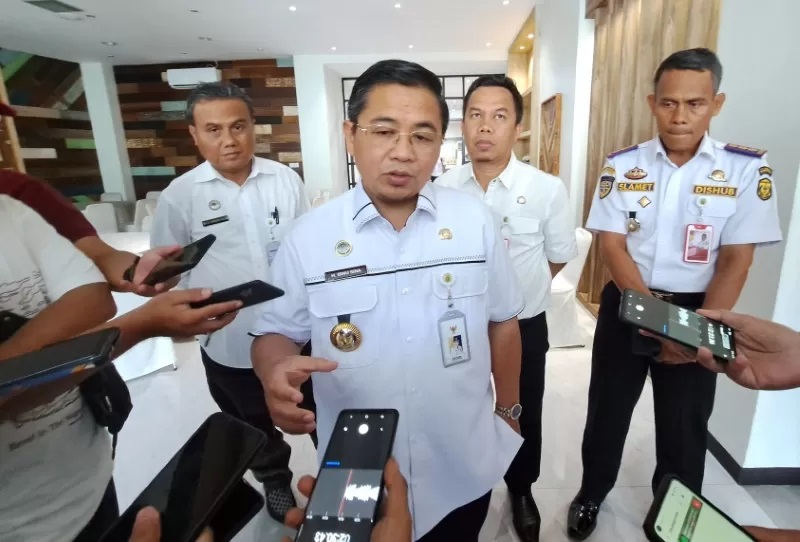 BERI JANJI: Wali Kota Banjarmasin, Ibnu Sina menjamin utang pemko akan lunas pada akhir bulan April ini. (FOTO: WAHYU RAMADHAN/RADAR BANJARMASIN)