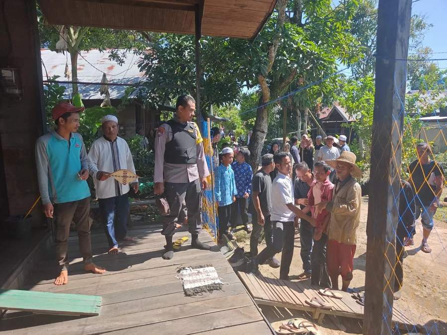 HADIR: Personel Polsek Amuntai Utara Polres HSU, mendampingi warga mengantar Alfiansyah orang yang dilaporkan hilang, kembali ke rumah. (Foto: M.Akbar/Radar Banjarmasin)