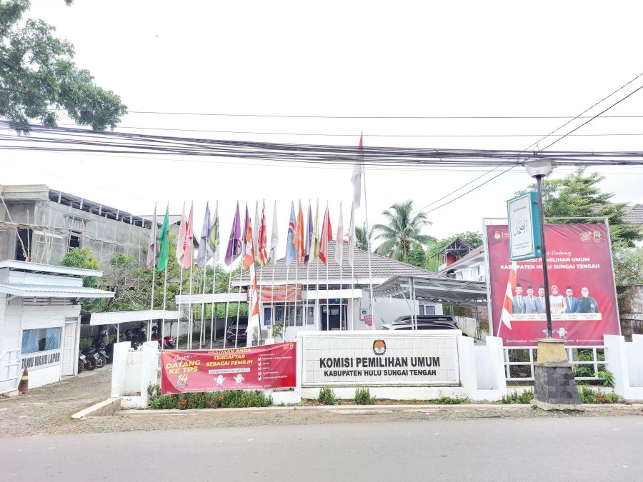 AUDIT: Kantor Komisi Pemilihan Umum (KPU) Hulu Sungai Tengah (HST) di Barabai. KPU telah merilis hasil audit dana kampanye parpol peserta Pemilu 2024. (Jamaluddin/Radar Banjarmasin )