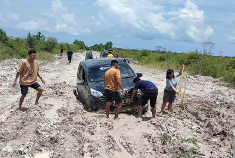 Masyarakat Kabupaten Seruyan mengeluhkan kondisi jalan lintas Kuala Pembuang menuju Simpang Bangkal yang rusak parah.