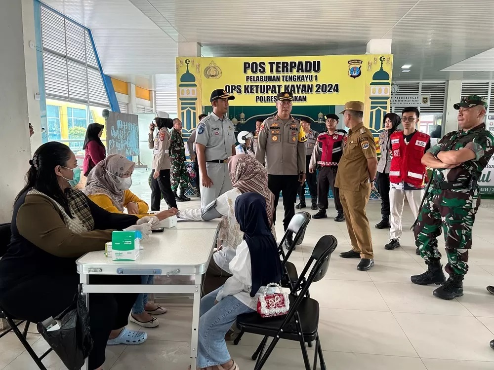 OPERASI KETUPAT: Kapolres Tarakan AKBP Ronaldo Maradona T.P.P Siregar memantau pelaksanaan arus mudik di Pelabuhan Tengkayu I Tarakan beberapa waktu lalu. FOTO: ELIAZAR/RADAR TARAKAN