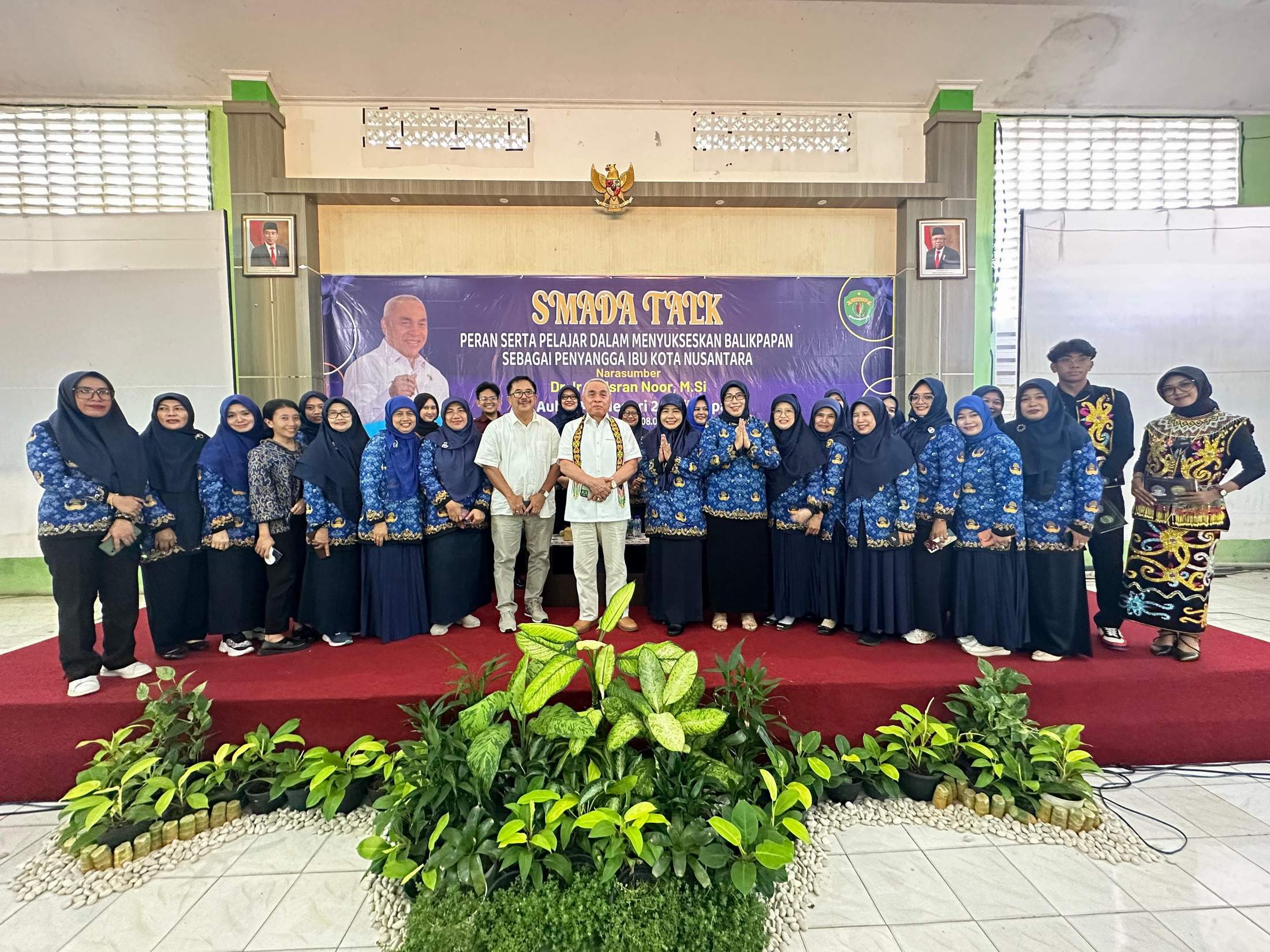 BERI MOTIVASI: Isran Noor hadir sebagai narasumber dalam Smada Talk, Rabu (17/4). Dia yang hadir bersama Rizal Effendi turut foto bersama kepala sekolah dan guru SMA 2 Balikpapan. FOTO: DINA ANGELINA/