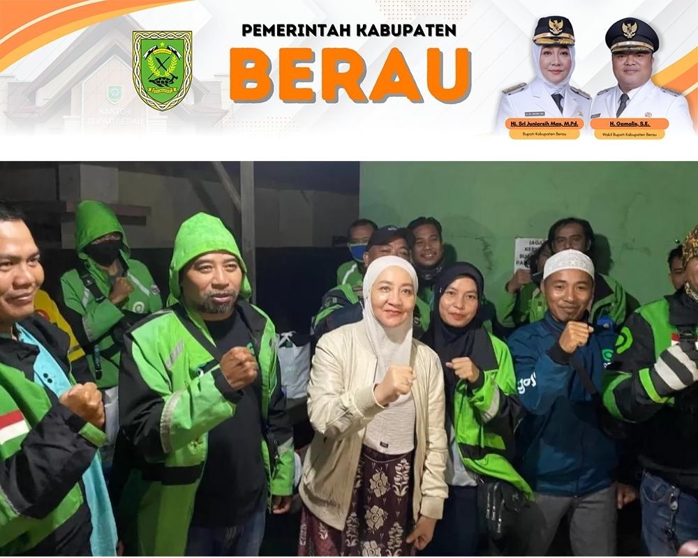 PEDULI: Bupati Berau Sri Juniarsih memberikan makan sahur dan bingkisan kepada para pengemudi ojol, Minggu (7/4).