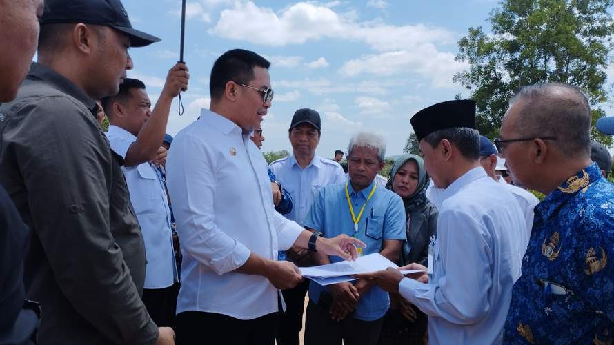 PERIKSA: Andi Harun berbincang dengan tim Perumdam Tirta Kencana Samarinda dan developer Perum Bumi Sempaja saat meninjau lokasi rencana pembangunan IPA Bumi Sempaja di Kelurahan Sempaja Timur.