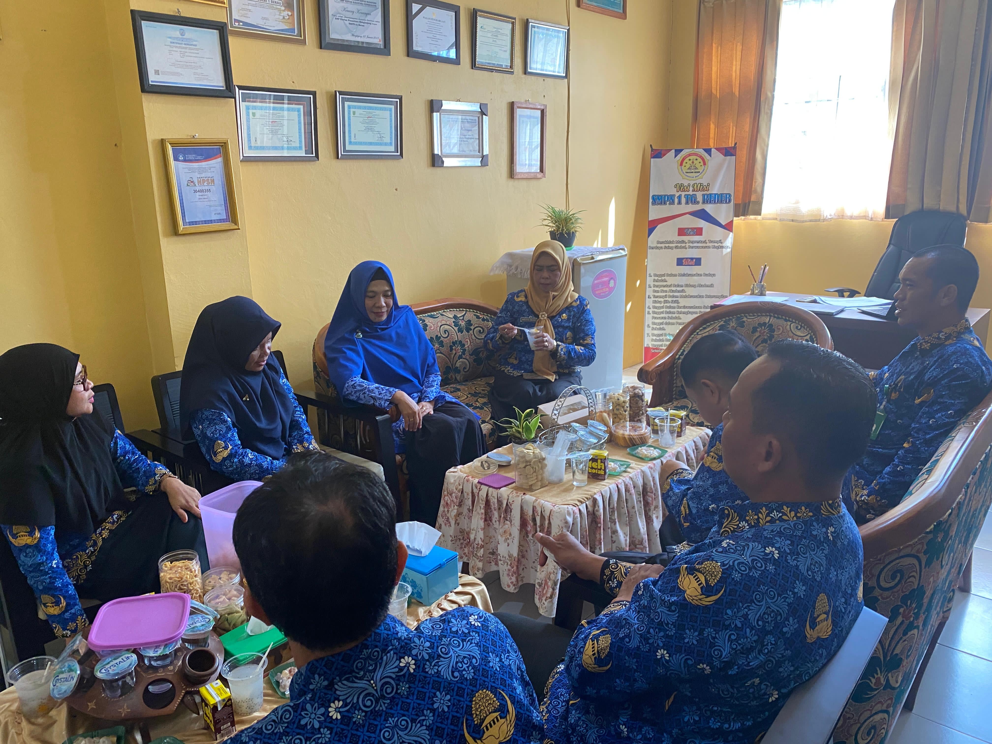 SIDAK SEKOLAH: Jajaran Disdik Berau saat melakukan sidak pada hari pertama sekolah, Rabu (17/4).