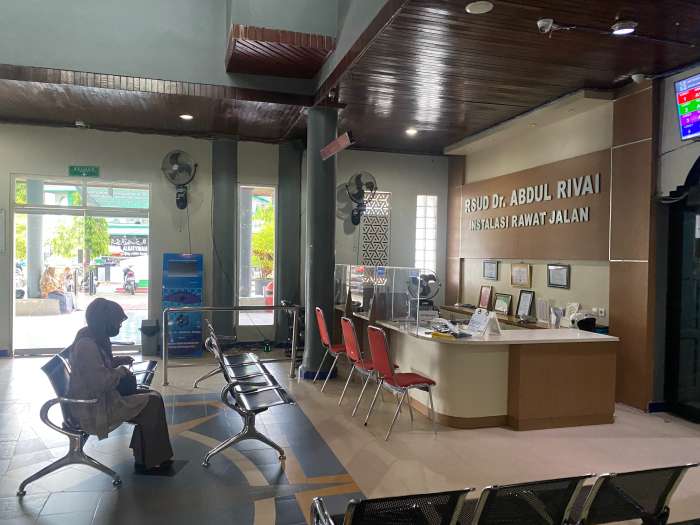 DIKELUHKAN: Pelayanan nakes di RSUD dr Abdul Rivai lagi-lagi dikeluhkan oleh pasien dan keluarga pasien.
