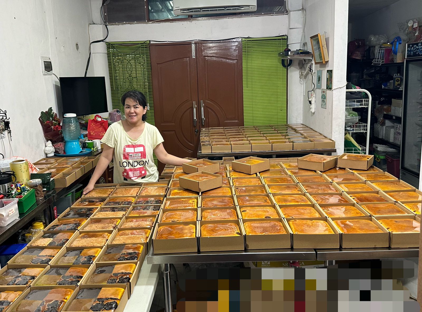 BANYAK PERMINTAAN: Elyzabeth yang mampu kue lapis legit dalam jumlah banyak.