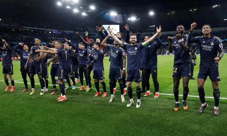 Para pemain Real Madrid berselebrasi usai mengalahkan Man City dalam partai semifinal leg dua, Kamis (18/4). (Sumber foto: realmadrid.com)