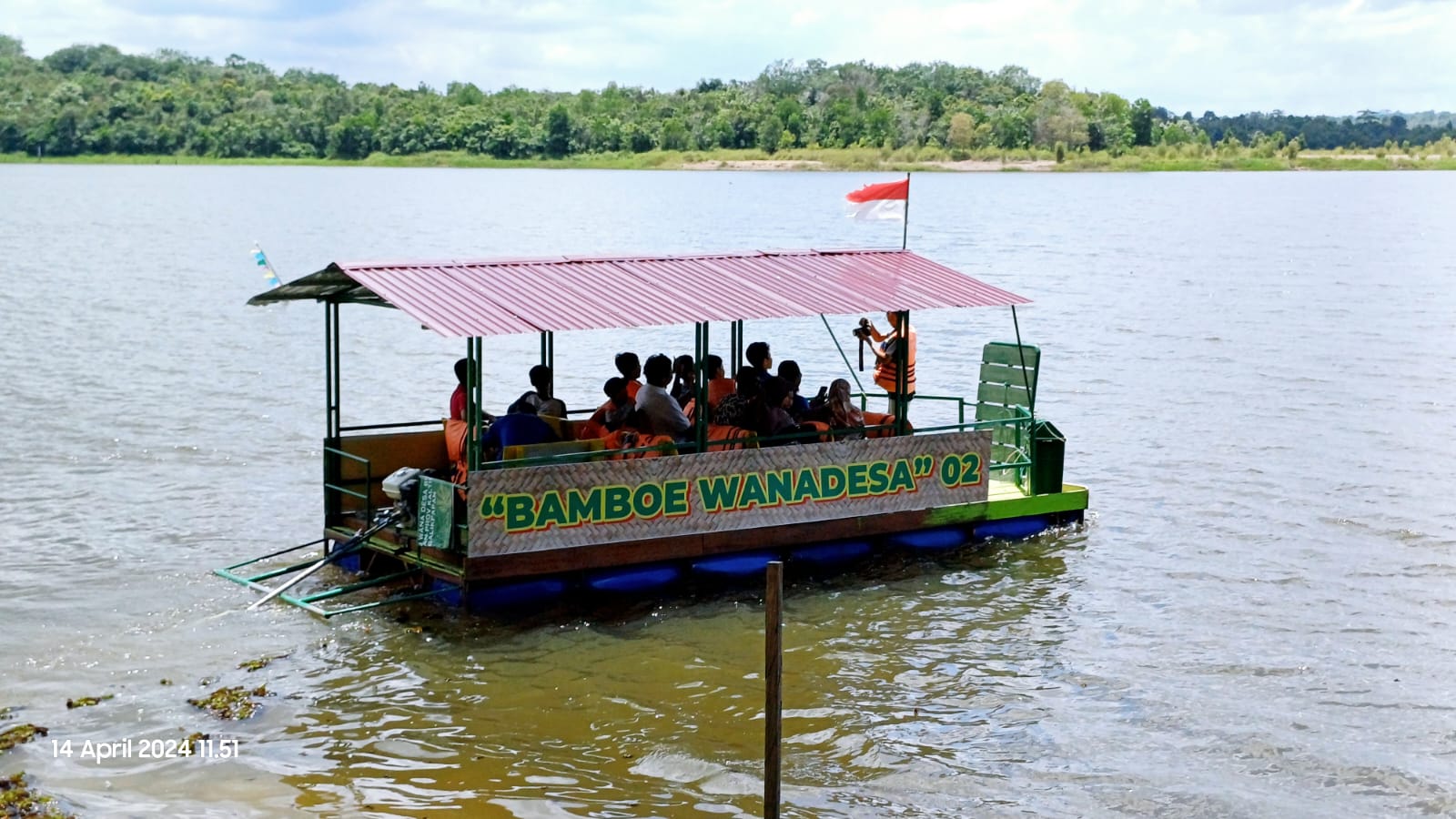 DIMINATI: Berperahu mengelilingi Waduk Manggar menjadi salah satu daya tarik wisatawan yang berkunjung ke Ekowisata Bamboe Wanadesa saat libur Lebaran lalu.