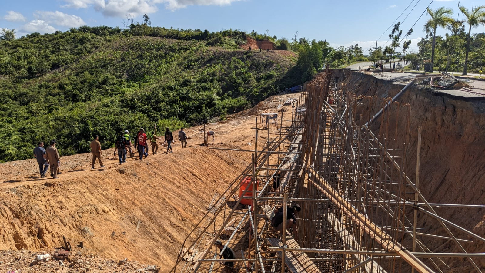 PUTUS KONTRAK: Pengerjaan longsor di Jalan Soekarno-Hatta tak selesai, sehingga kontrak kerja kontraktor diputus Pemkot Bontang.