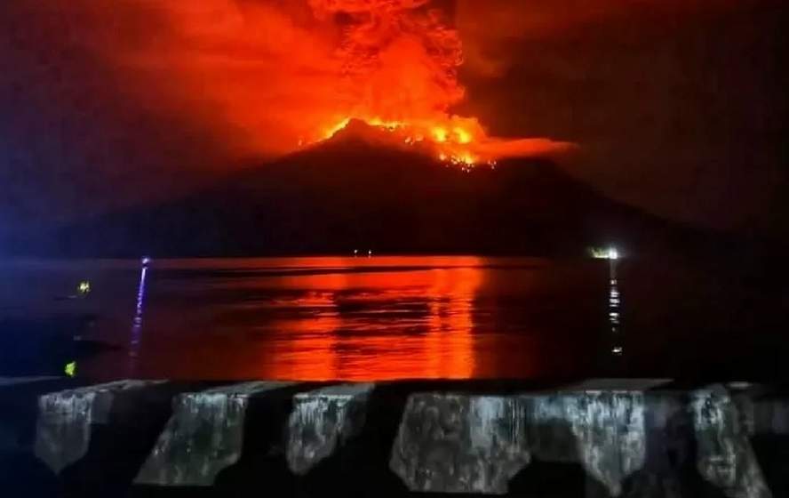 Gunung Ruang meletus.