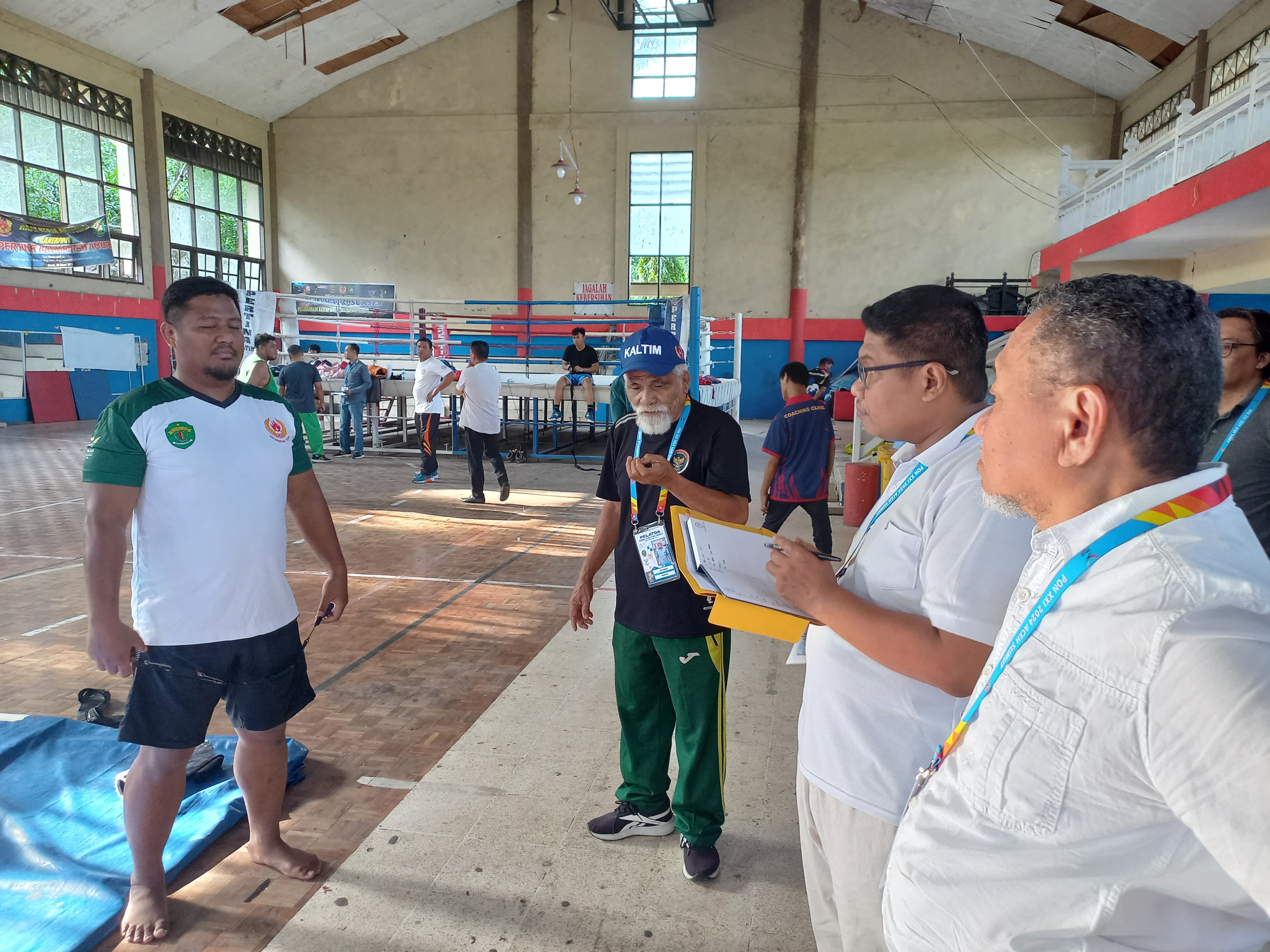 PEMANTAUAN: Ego Arifin bersama tim monitoring melihat jalannya latihan di Gedung Behempas Kompleks GOR Segiri Samarinda, Jumat (19/4).