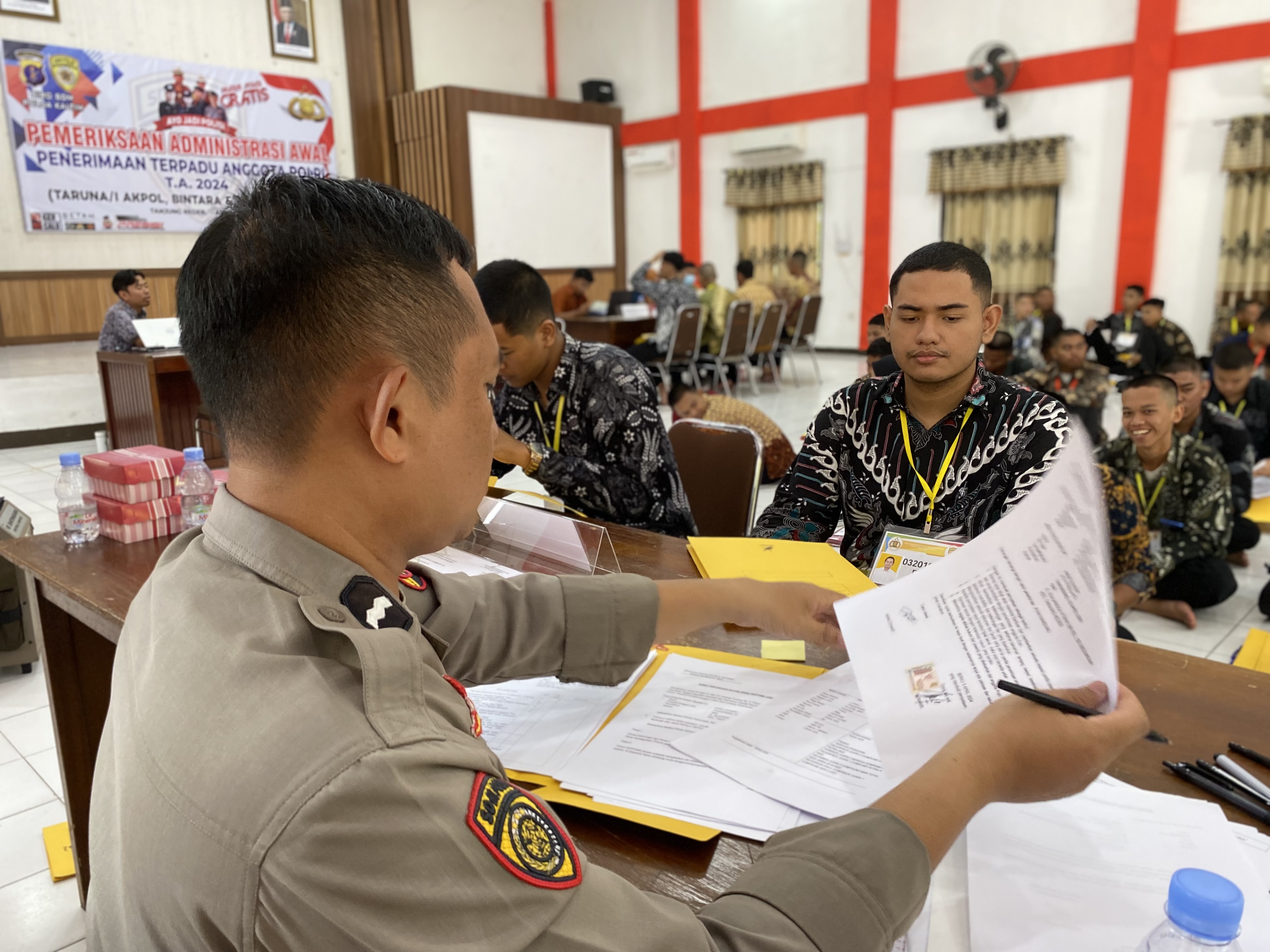 PEMERIKSAAN: Para casis di Berau saat melakukan pemeriksaan administrasi yang digelar Kamis (18/4) dan Jumat (19/4).