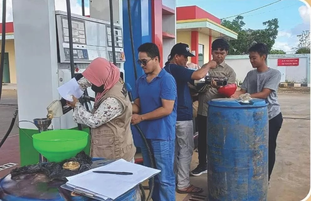 TERA ULANG:Tim Metrologi Legal laķukan p&egrave;nĝecekan takaran di SPBU Jl Trans Kaltara Tideng Pale.