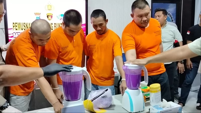 JUS UNGU: Kapolresta bersama para tersangka menyaksikan pemusnahan 226 gram sabu dan 13 ribu butir ekstasi.&nbsp; (FOTO: MAULANA/RADAR BANJARMASIN)