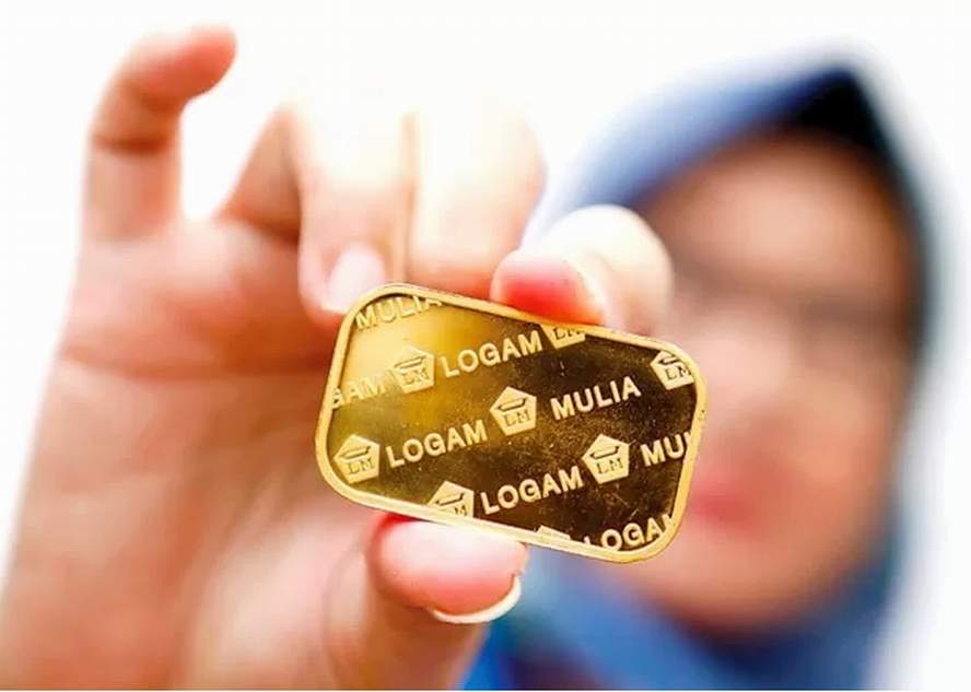 MUDAH DIJUAL: Logam mulia memiliki spesifikasi Fine Gold 999.9. Emas batangan produk PT Antam menjadi salah satu yang disarankan sebagai instrumen investasi. (Puguh Sujiatmiko/Jawa Pos)