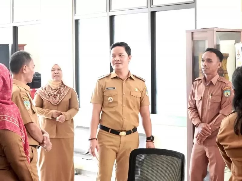 KEDISIPLINAN: Bupati Tana Tidung Ibrahim Ali melakukan sidak ke beberapa OPD, Selasa (16/4).