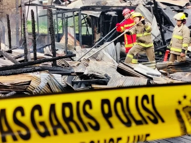 PETUGAS DAMKAR: Dalam musibah kebakaran di Jalan Kuripan pada Kamis (18/4) subuh itu, tiga rumah tersisa arang. (FOTO: MAULANA/RADAR BANJARMASIN)