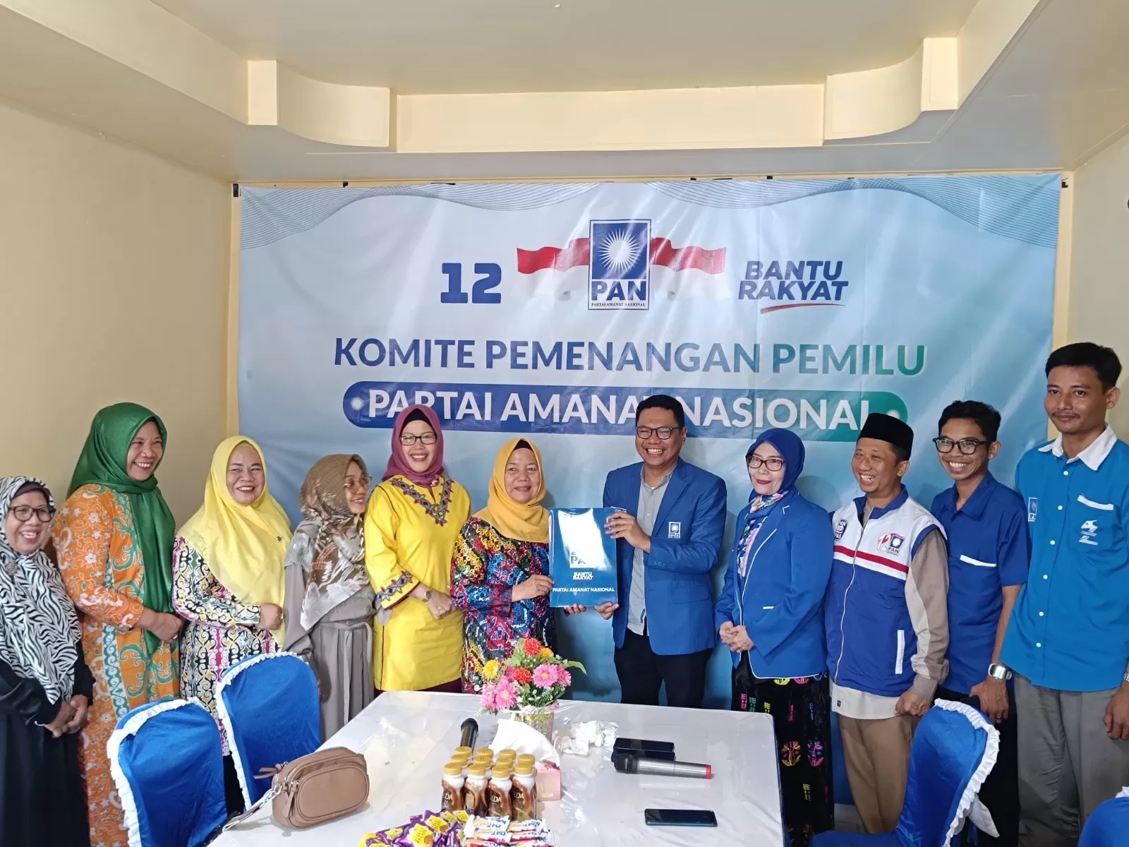 Hj. Maryam mendaftarkan diri ke Partai Amanat Nasional (PAN).