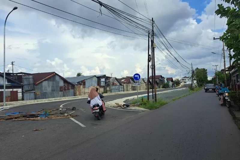 APALAGI YANG DITUNGGU: Walaupun belum dibuka secara resmi, jembatan baru di Jalan Tembus Mantuil itu mulai dilintas warga. Foto diambil Kamis (18/4) siang.