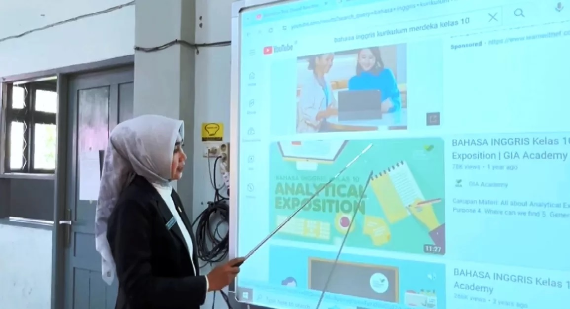 Kepala Diskidbud Kalbar Rita Hastarita saat mempraktikkan penggunaan papan tulis digital di SMAN 8 Pontianak. (IST)