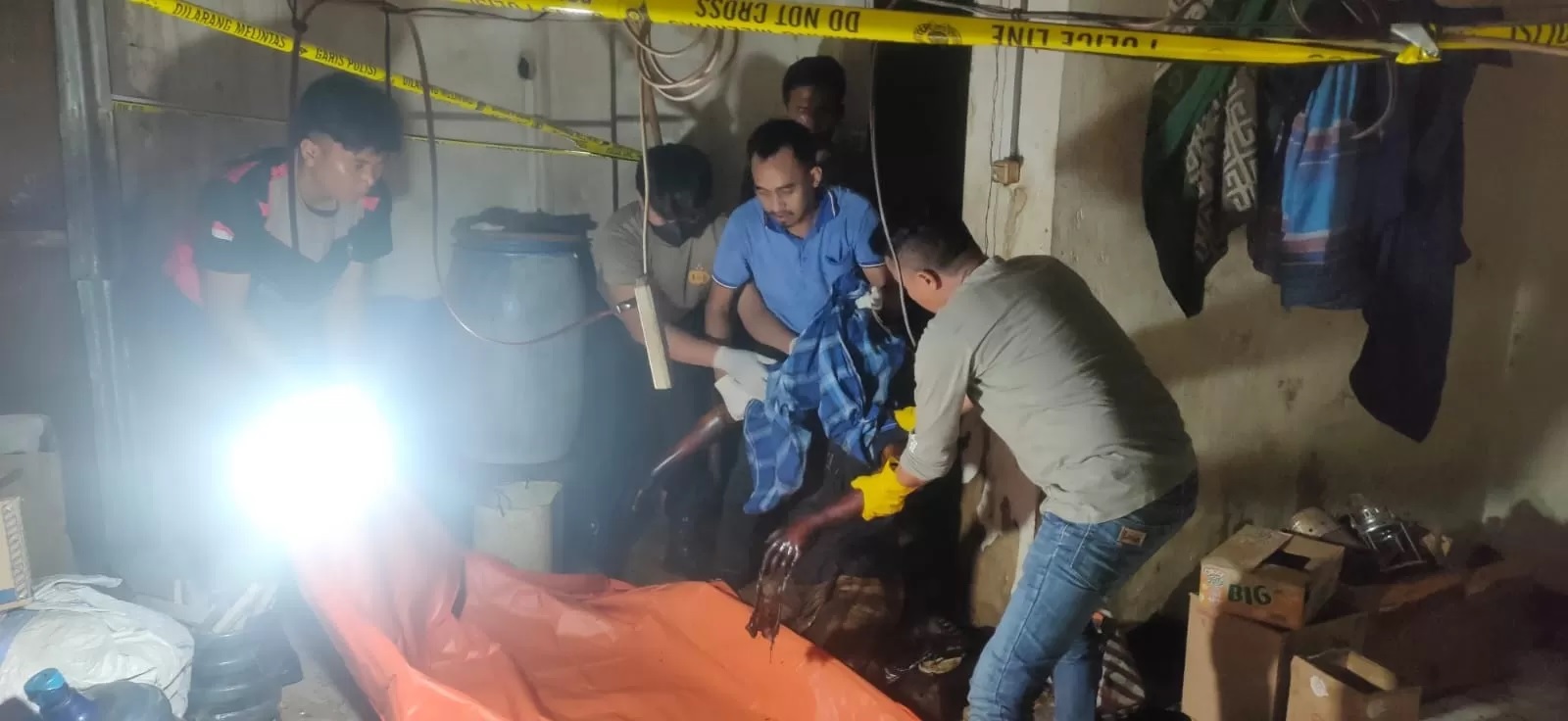 EVAKUASI: Pihak kepolisian melakukan evakuasi terhadap jasad korban yang bunuh diri. FOTO: ISTIMEWA