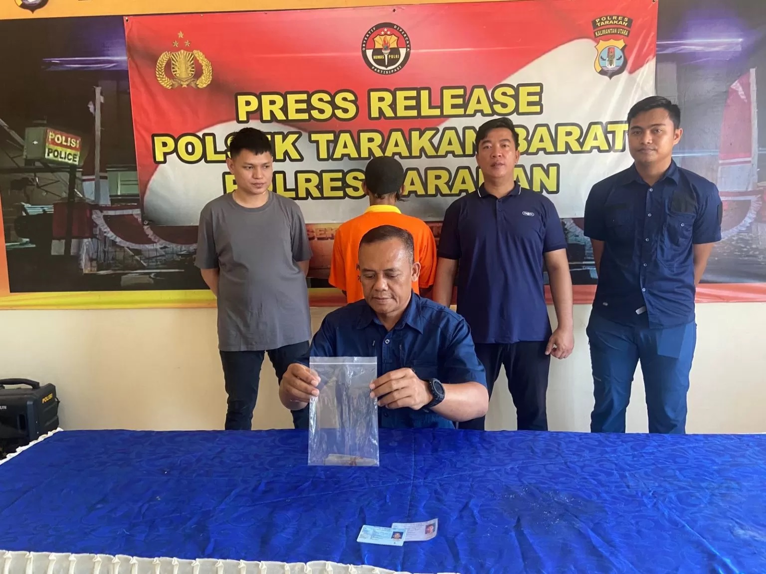 Tersangka dan barang bukti.