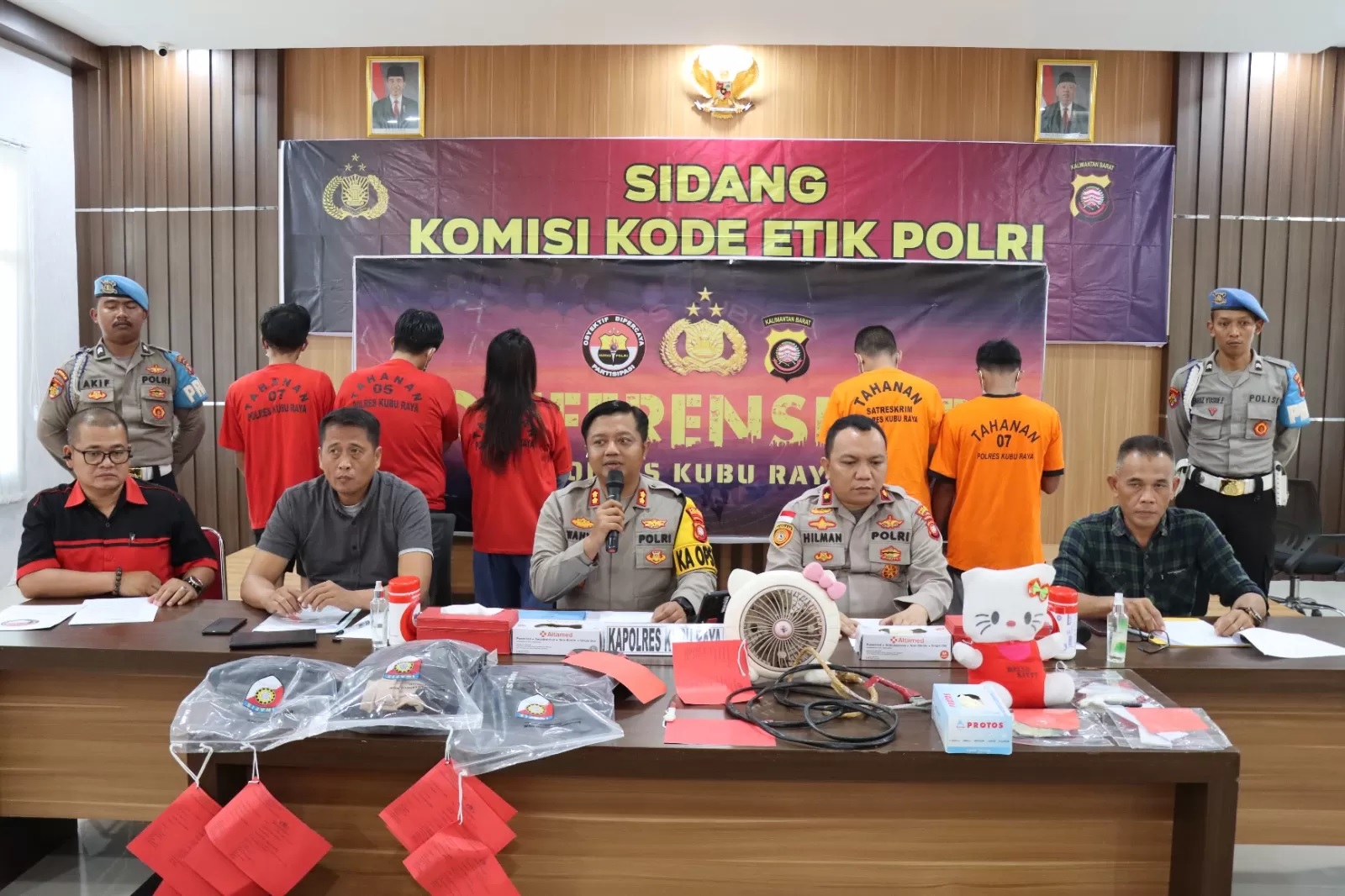 Kapolres Kubu Raya, AKBP Wahyu Jati Wibowo menjelaskan tentang pengungkapan kasus pembunuhan dan KDRT yang terjadi dalam sepekan terakhir. (ADONG/PONTIANAKPOST)