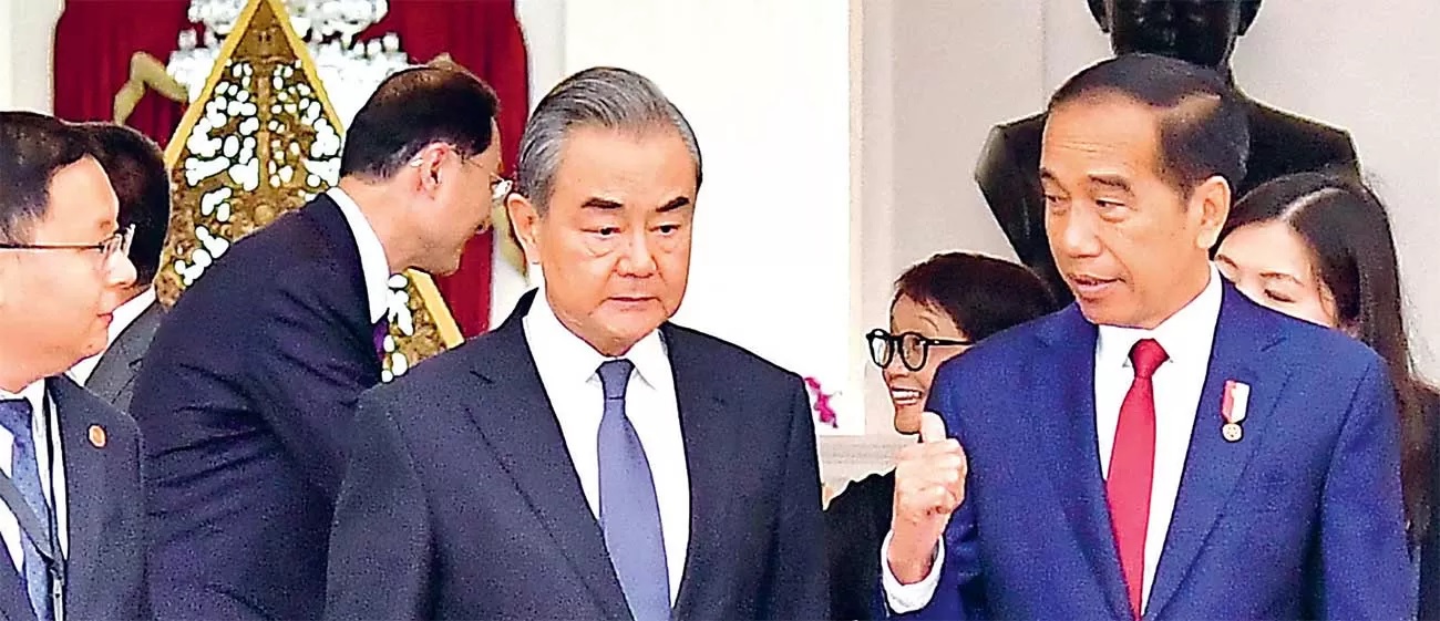 BILATERAL: Presiden Jokowi dan Menlu Tiongkok Wang Yi di Istana Merdeka, Jakarta,. (AFP)