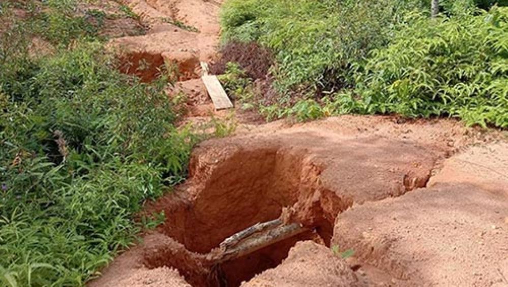 MEMPRIHATINKAN: Kondisi ruas jalan di wilayah Kecamatan Petak Malai yang memprihatinkan dan perlu sentuhan pembangunan pemerintah, Jumat (19/4/2024). (Istimewa)