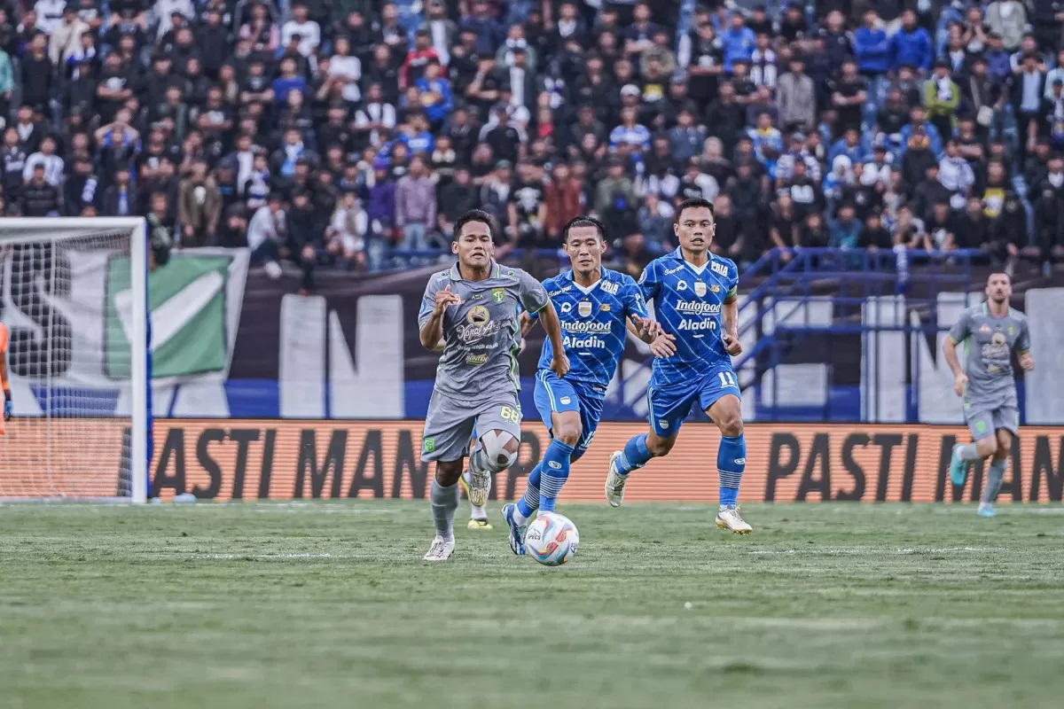 Pemain Persebaya, Toni Firmansyah melakukan serangan sesuai melewati penjagaan pemain Persib Bandung./laman resmi Persebaya