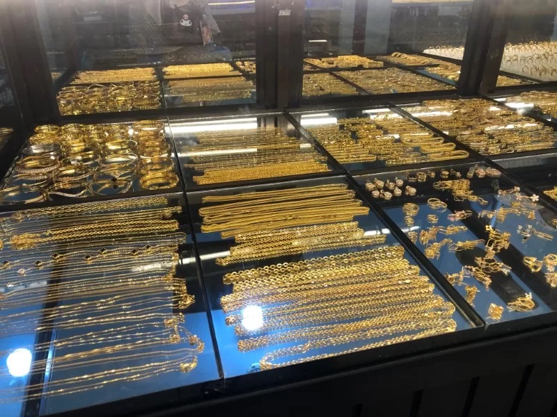 MELAMBUNG: Harga Emas 99 di Banjarbaru mencapai Rp 1,2 juta per gram. (FOTO: SHEILLA FARAZELA/RADAR BANJARMASIN)