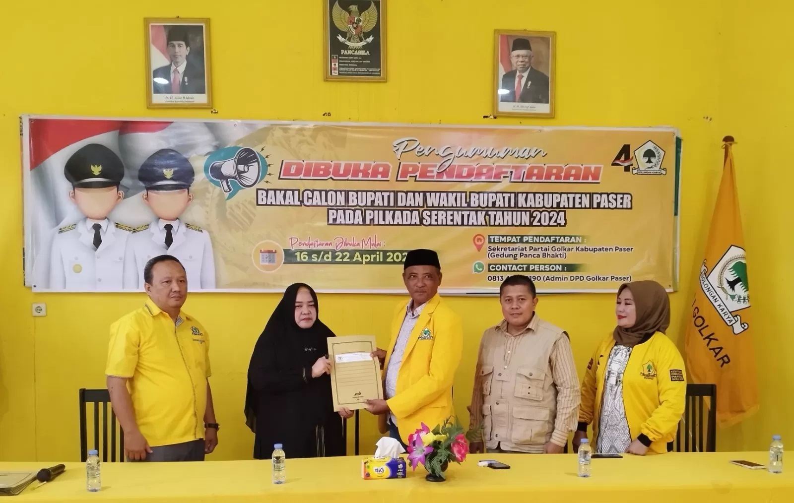 Hj Syarifah Masitah Assegaf saat mengambil formulir pendaftaran sebagai Bakal Calon Bupati Kab Paser di Gedung Panca Bhakti DPD Partai Golkar Paser, Jl Jend Sudirman, Kec Tanah Grogot. TOMI/PASER POS