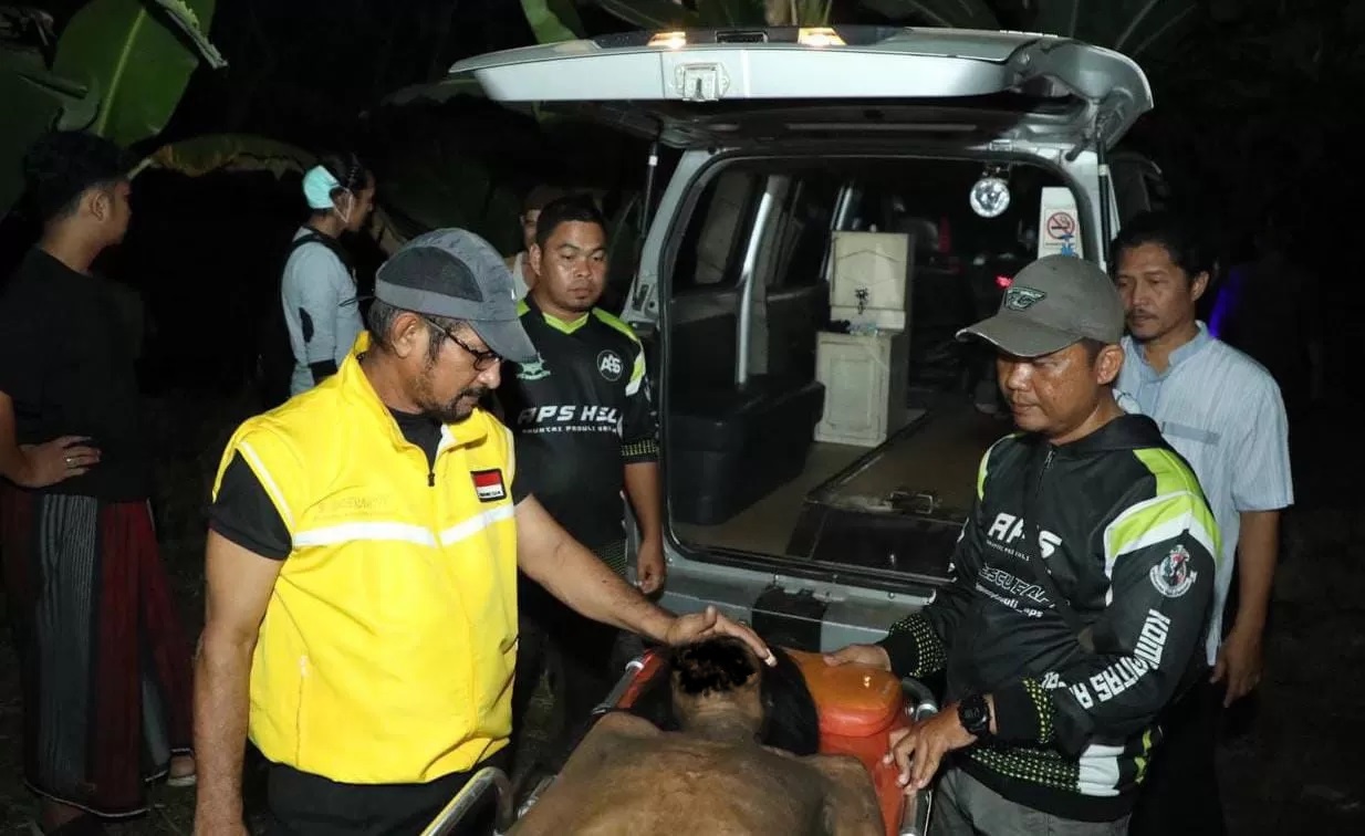 DOKUMENTASI: Penjabat (Pj) Bupati HSU, Zakly Asswan ketika memimpin evakuasi ODGJ yang sempat dipasung pihak keluarga di Desa Pulau Damar, Kecamatan Banjang. (Foto: M.Akbar/Radar Banjarmasin)