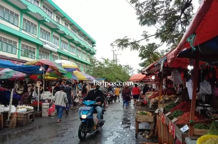 SEMRAWUT:Pemkot Balikpapan masih menunda penertiban PKL Pasar Pandansari di Kelurahan Margasari Balikpapan Barat usai Lebaran.(FOTO:DOK/BALPOS)