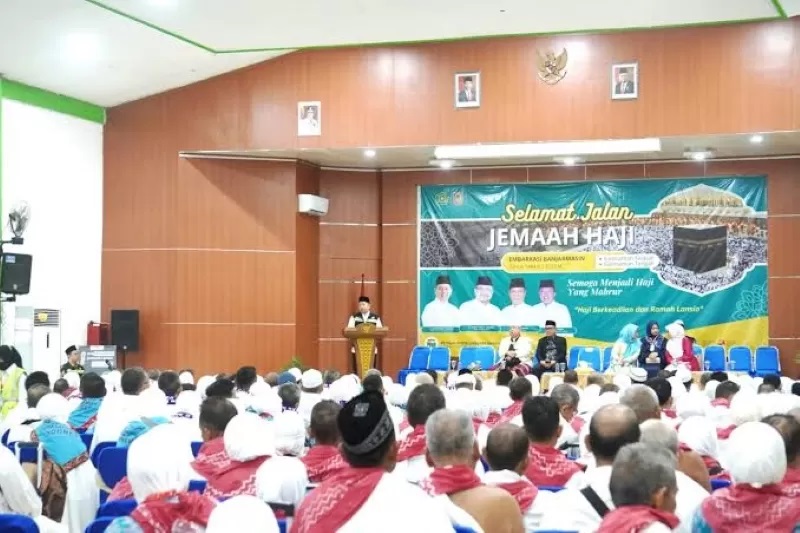 KEBERANGKATAN: Jemaah Haji tahun 2023 lalu yang dilepas langsung oleh Gubernur Kalimantan Selatan H Sahbirin Noor di Asrama Embarkasi Haji Banjarmasin. (FOTO: KEMENAG KALSEL UNTUK RADAR BANJARMASIN)