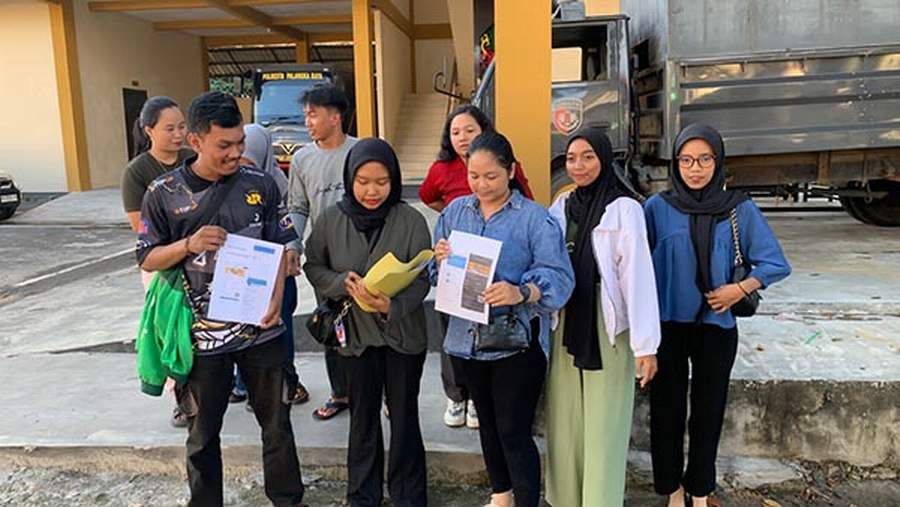 KECEWA: Beberapa pembeli tiket Bajenta Fest 2024 usai melaporkan pihak event organizer (EO) ke Polda Kalteng terkait batalnya acara tersebut, baru-baru tadi. (Yanur/Radar Sampit)