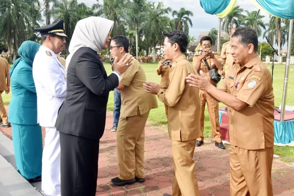 APEL : Mantan Bupati Mempawah, Hj Erlina, SH, MH mengikuti apel gabungan dan halal bi halal ASN Pemkab Mempawah. (ISTIMEWA)