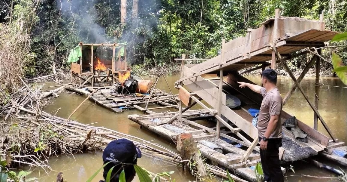 Alat tambang dibakar oleh polisi.