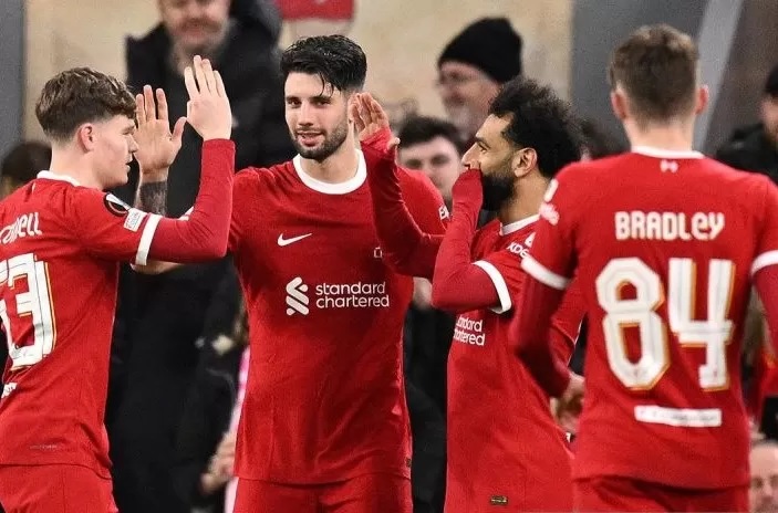 Gelandang Dominik Szoboszlai (dua kiri) bersama para pemain Liverpool. (Oli Scarff/AFP/Antara)