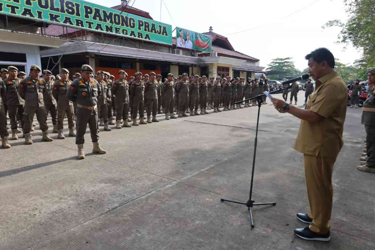 Sekda Kukar Sunggono saat memimpin apel pagi dan halal bi halal Satpol PP Kukar (Istimewa)