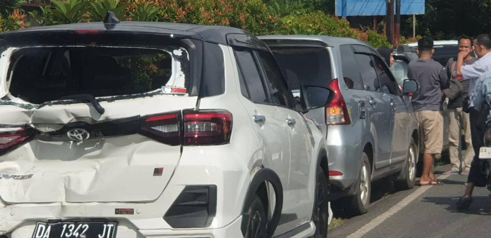 PENYOK: Lima buah mobil terlibat tabrakan beruntun di Jalan A Yani Km 27 Banjarbaru pada Senin (22/04/2024) pagi.(Foto: Suriansyah Achmad/Radar Banjarmasin)