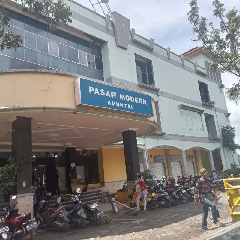 SEPI: Meski libur weekend, aktivitas di Pasar Modern Amuntai atau Plaza Amuntai tidak begitu banyak pengunjung. (Foto: M.Akbar/Radar Banjarmasin)
