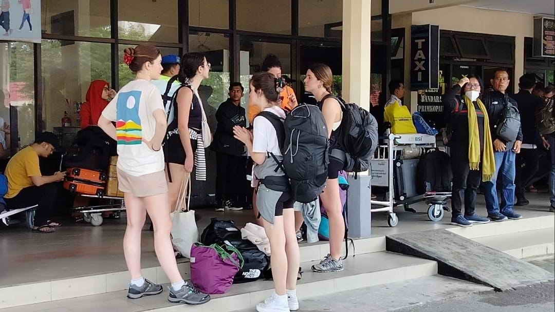 PADAT: Kesibukan di Bandara Udara Iskandar Pangkalan Bun, Kabupaten Kotawaringin Barat, Senin (22/4/2024).