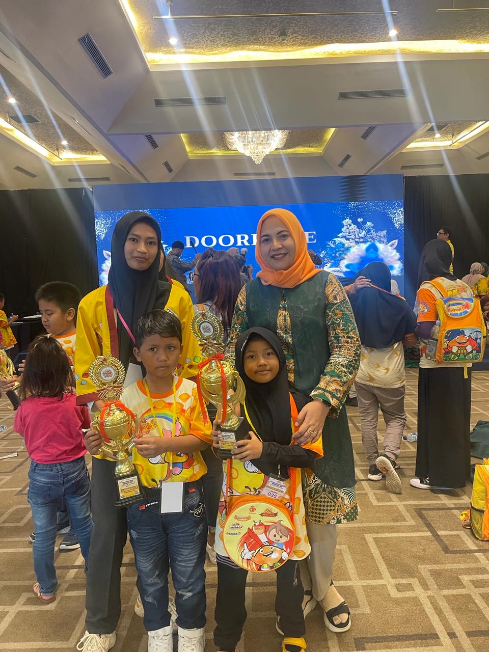 ASAH KEMAMPUAN: Yusfa (kanan) bersama anak didiknya dalam sebuah event.