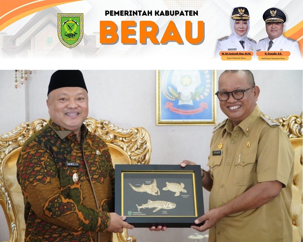 DISKUSI: Wakil Bupati Berau, Gamalis (kiri) dan Wakil Bupati Soppeng, Lutfi Halide, di rumah dinas bupati.